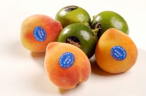 Fruta com adesivo de validade