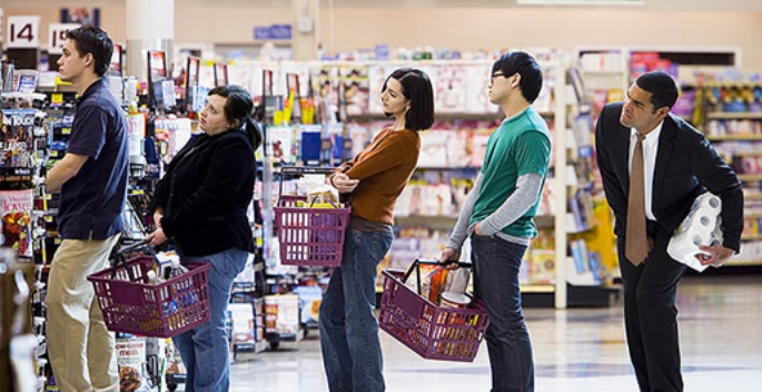 Filas enormes em supermercados