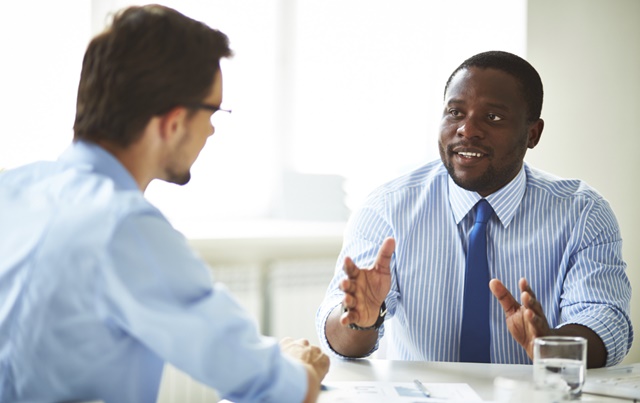 Chefe e funcionário discutindo seu rendimento de trabalho